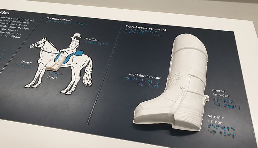 Eléments en relief (botte de postillon) et texte en braille