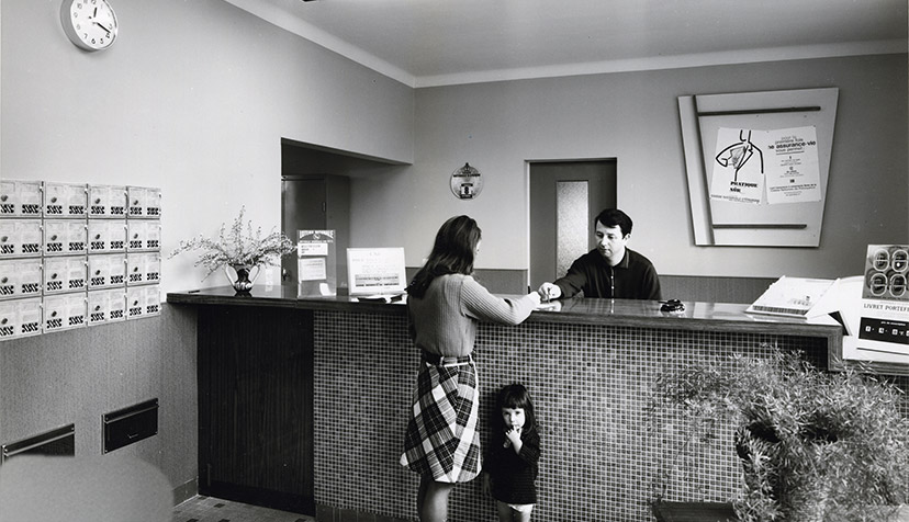 Photo intérieure du bureau de poste Gausson (Côtes du Nord) datée de 1968