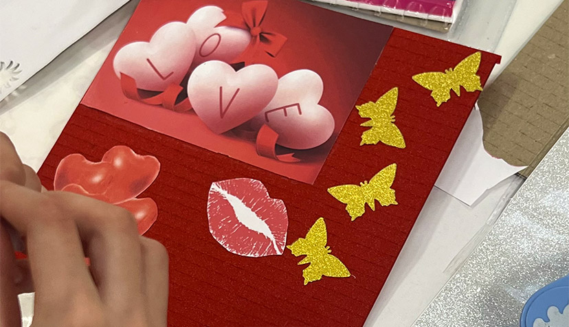 Atelier Mail Art - Création Saint-Valentin en cours