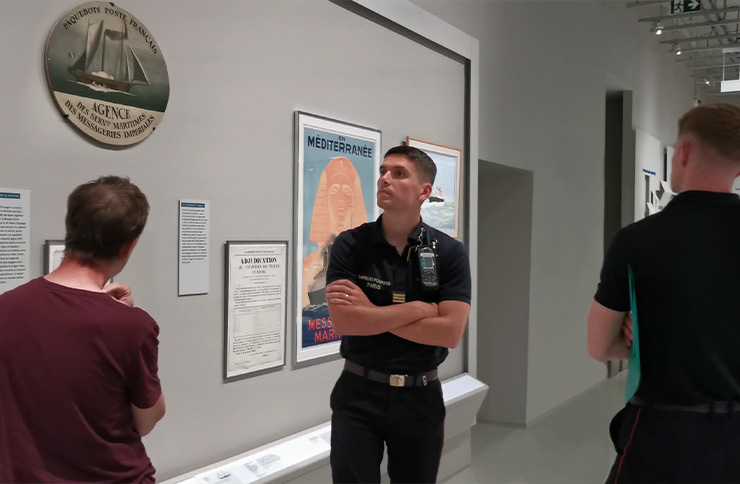Pompiers visitant le musée dans le cadre du PSBC