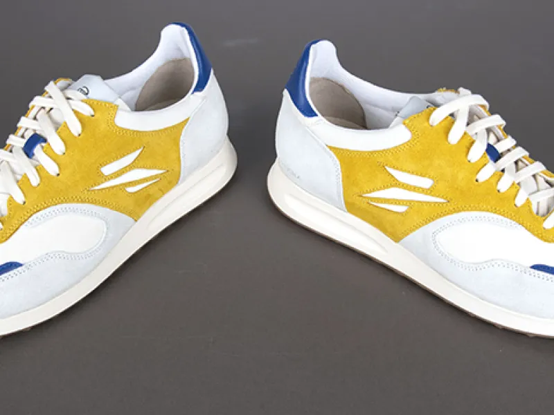 Vue 1 – chaussures jaunes